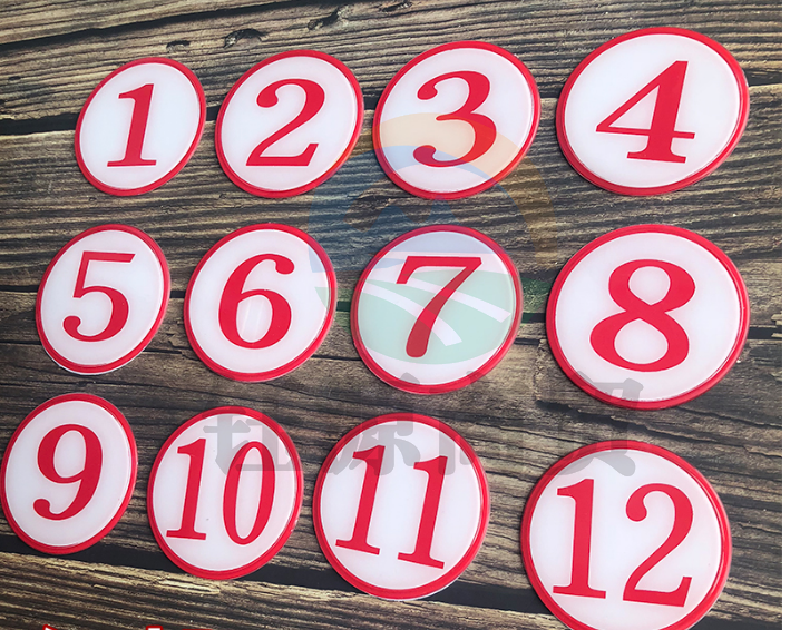 定做圆形塑料号码牌（直径约8.8cm）带别针 10个起售